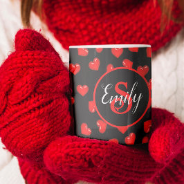 stijlvol rood hartpatroon op zwart monogrammen koffiemok