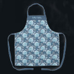 Stijlvol Roos Floral Pattern Schort<br><div class="desc">Een  blauw roos-patroon simuleert het apron van deze vrouwen. Pas het aan met jouw naam,  of voor een vriend. Ontworpen voor jou door Blackberry Boulevard.</div>