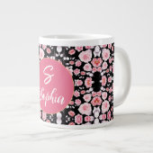 Stijlvol roze floreel patroonscript monogramed grote koffiekop (Voorkant rechts)