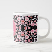 Stijlvol roze floreel patroonscript monogramed grote koffiekop (Rechts)