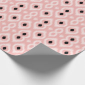 Stijlvol Roze Ivory Diamond Ikat Patroon Cadeaupapier (Hoek)