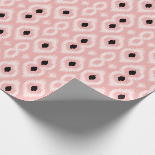 Stijlvol Roze Ivory Diamond Ikat Patroon Cadeaupapier (Hoek)