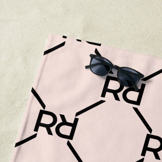 Stijlvol Roze Modern Script Girly Monogram Initiaa Strandlaken (In situ)