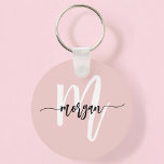 Stijlvol Roze Modern Script Girly Monogram Naam Sleutelhanger<br><div class="desc">Verhoog uw dagelijkse benodigdheden met de stijlvolle Roze Modern Script Girly Monogram Naam Sleutelhanger. Dit elegante accessoire toont een blozend roze achtergrond met een delicaat monogram in modern schrift, waardoor uw toetsen een persoonlijk tintje krijgen. Gemaakt van hoogwaardige materialen, deze sleutelhanger is zowel duurzaam als modieus, waardoor het een ideaal...</div>