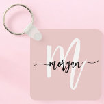 Stijlvol Roze Modern Script Girly Monogram Naam Sleutelhanger<br><div class="desc">Houd uw sleutels stijlvol geordend met de stijlvolle Roze Modern Script Girly Monogram Naam Sleutelhanger. Dit chique accessoire heeft een prachtige blush roze achtergrond met een gepersonaliseerd monogram in een elegant modern script, waardoor het een uniek statement stuk is. Deze sleutelhanger is gemaakt van duurzame materialen en is ontworpen om...</div>