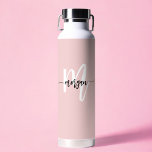 Stijlvol Roze Modern Script Girly Monogram Naam Waterfles<br><div class="desc">Blijf gehydrateerd in stijl met de stijlvolle roze moderne script girly monogram naam waterfles. Deze gestroomlijnde, herbruikbare fles heeft een zachte roze achtergrond en een elegant monogram in een modern lettertype met een persoonlijk tintje. Ideaal voor gym trainingen, kantoor gebruik, of on-the-go hydratatie, deze waterfles combineert mode en functie. Gemaakt...</div>