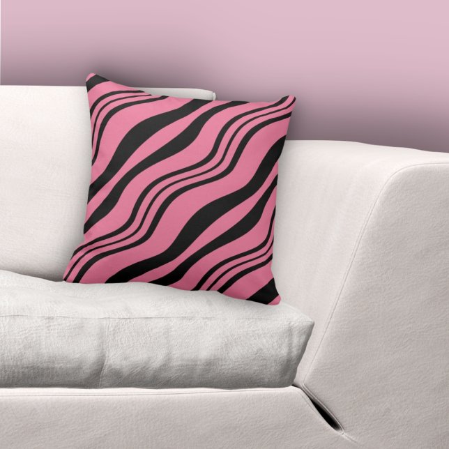 Stijlvol roze & zwart golvende lijnen patroon kussen (Stylish Pink & Black Wavy Lines Pattern Throw Pillow)