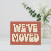 Stijlvol Rust Brown Minimalist Verplaatst Nieuw Ad Briefkaart (Staand voorkant)