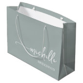 Stijlvol Sage Groen Chic Monogram Script Groot Cadeauzakje (Achterkant Gekanteld)