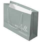 Stijlvol Sage Groen Chic Monogram Script Groot Cadeauzakje (Voorkant Gekanteld)