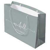 Stijlvol Sage Groen Chique Goud Monogram Script Groot Cadeauzakje (Achterkant Gekanteld)