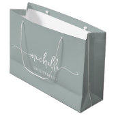 Stijlvol Sage Groen Chique Goud Monogram Script Groot Cadeauzakje (Voorkant Gekanteld)