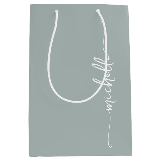 Stijlvol Sage Groen Monogram Naam Script Medium Cadeauzakje (Voorkant)