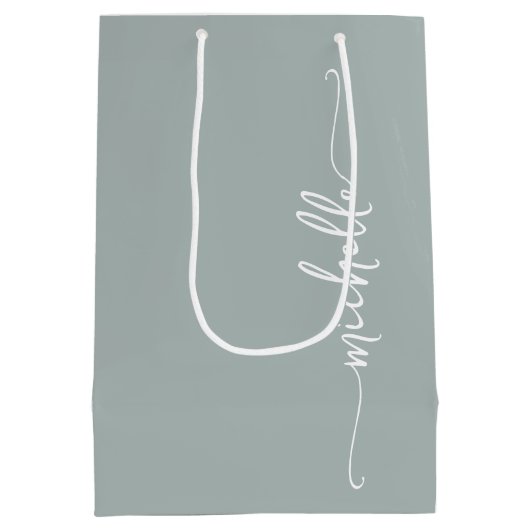 Stijlvol Sage Groen Monogram Naam Script Medium Cadeauzakje (Achterkant)