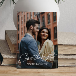 Stijlvol schrift twee foto's bruiloft save the date