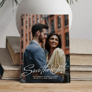 Stijlvol schrift twee foto's bruiloft save the date