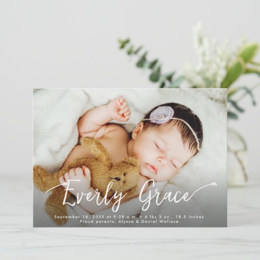 Stijlvol Script Baby Meisje Naam Foto Roze Geboort Aankondiging (Staand voorkant)