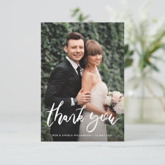 Stijlvol script bride & groom foto overlay bruilof bedankkaart (Staand voorkant)