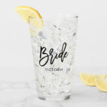 Stijlvol script "Bride" op maat Glas<br><div class="desc">Fun,  gepersonaliseerd ontwerp van een bruidsfeestje.</div>