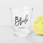Stijlvol script "Bride" op maat Shot Glas<br><div class="desc">Een gepersonaliseerd ontwerp voor de bruid-to-be.</div>