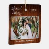 Stijlvol script, gehuwd met Merry Wood Wedding Keramisch Ornament (Rechts)