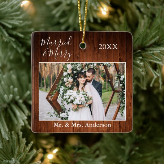 Stijlvol script, gehuwd met Merry Wood Wedding Keramisch Ornament (Boom)