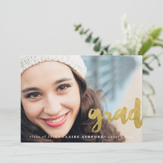 Stijlvol script Gold Afstuderen Fotouitnodiging Kaart (Staand voorkant)