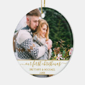 Stijlvol script Ons eerste kerstgouden paar Keramisch Ornament (Links)