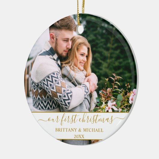 Stijlvol script Ons eerste kerstgouden paar Keramisch Ornament (Links)