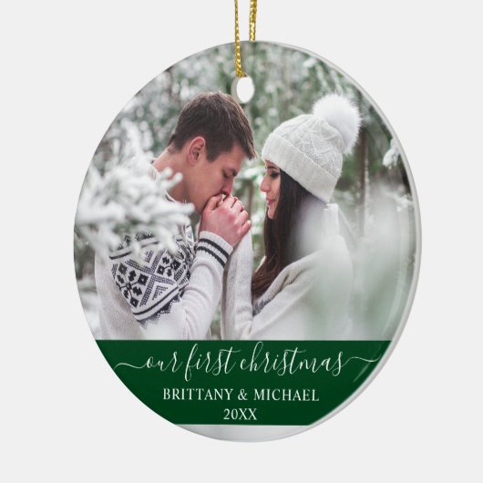 Stijlvol script Ons eerste kerstpaar Groen Keramisch Ornament (Links)