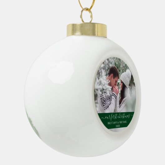 Stijlvol script Ons eerste kerstpaar Groen Keramische Bal Ornament (Links)
