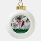 Stijlvol script Ons eerste kerstpaar Groen Keramische Bal Ornament (Voorkant)