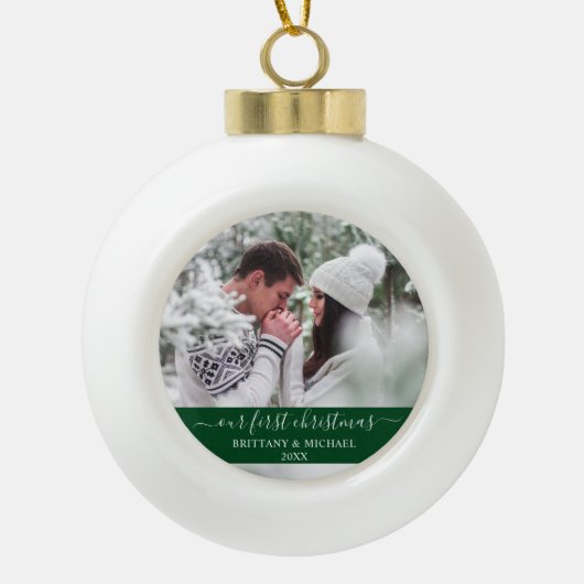 Stijlvol script Ons eerste kerstpaar Groen Keramische Bal Ornament (Voorkant)