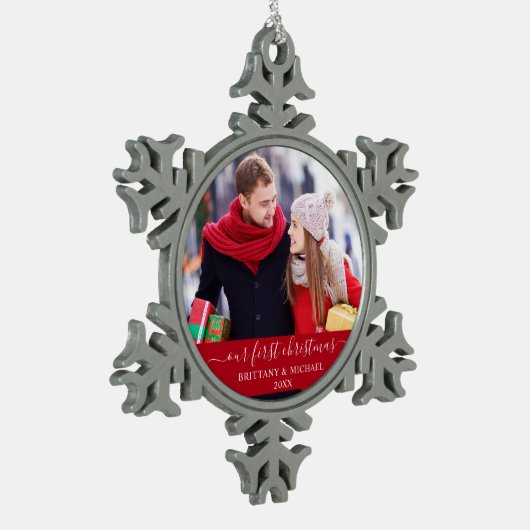 Stijlvol script ons eerste kerstpaar rood tin sneeuwvlok ornament (Links)