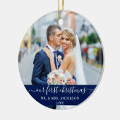 Stijlvol script onze eerste kerstblauw keramisch ornament (Links)