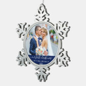 Stijlvol script onze eerste kerstblauw tin sneeuwvlok ornament (Rechts)