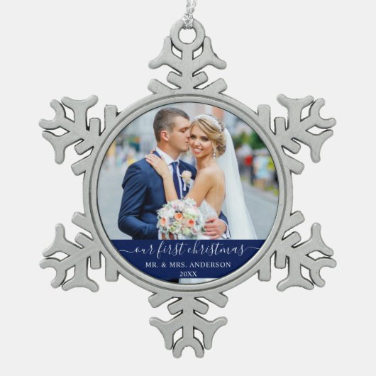 Stijlvol script onze eerste kerstblauw tin sneeuwvlok ornament (Voorkant)