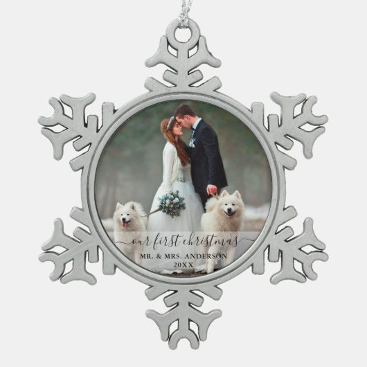 Stijlvol script onze eerste kerstbruiloft foto tin sneeuwvlok ornament (Voorkant)