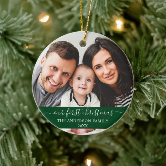 Stijlvol script Onze eerste kerstfamilie Groen Keramisch Ornament (Boom)