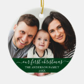 Stijlvol script Onze eerste kerstfamilie Groen Keramisch Ornament (Voorkant)