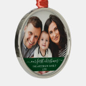 Stijlvol script Onze eerste kerstfamilie Groen Metalen Ornament (Rechts)