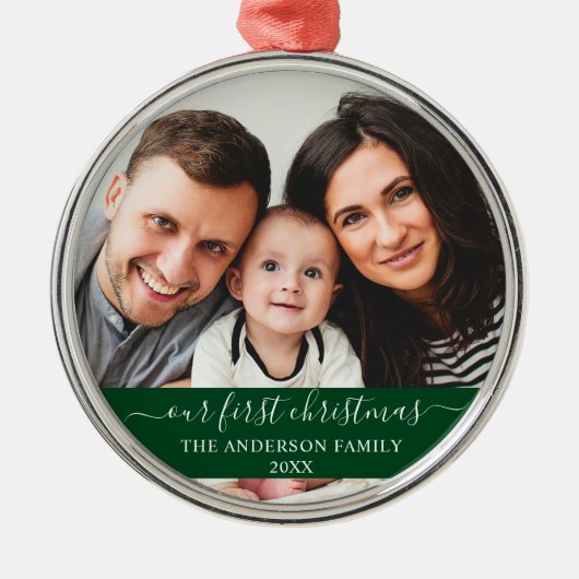 Stijlvol script Onze eerste kerstfamilie Groen Metalen Ornament (Voorkant)