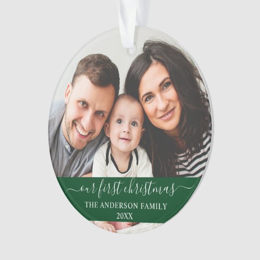 Stijlvol script Onze eerste kerstfamilie Groen Ornament (voorkant)