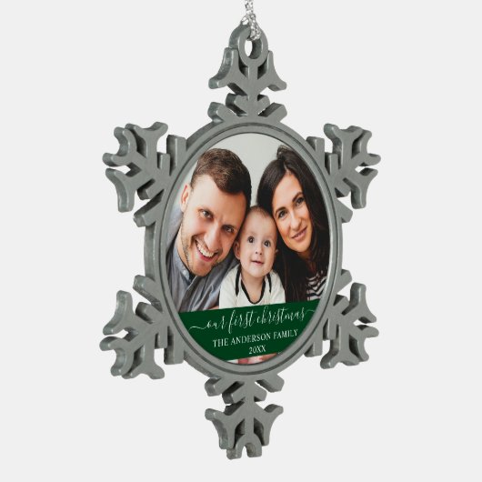 Stijlvol script Onze eerste kerstfamilie Groen Tin Sneeuwvlok Ornament (Links)