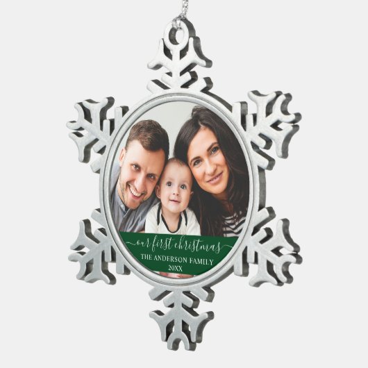 Stijlvol script Onze eerste kerstfamilie Groen Tin Sneeuwvlok Ornament (Rechts)