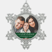 Stijlvol script Onze eerste kerstfamilie Groen Tin Sneeuwvlok Ornament (Voorkant)