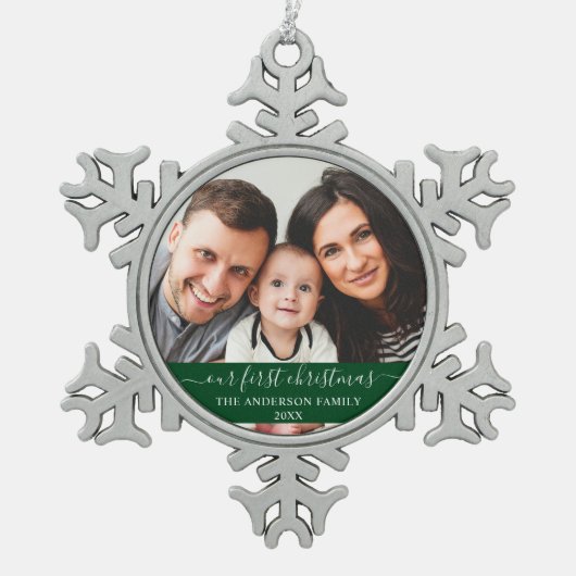 Stijlvol script Onze eerste kerstfamilie Groen Tin Sneeuwvlok Ornament (Voorkant)
