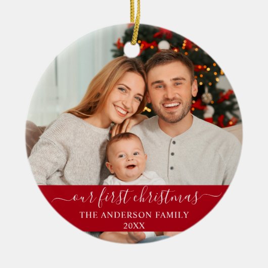 Stijlvol script onze eerste kerstfamilie rood keramisch ornament (Voorkant)