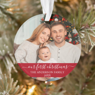 Stijlvol script onze eerste kerstfamilie rood ornament