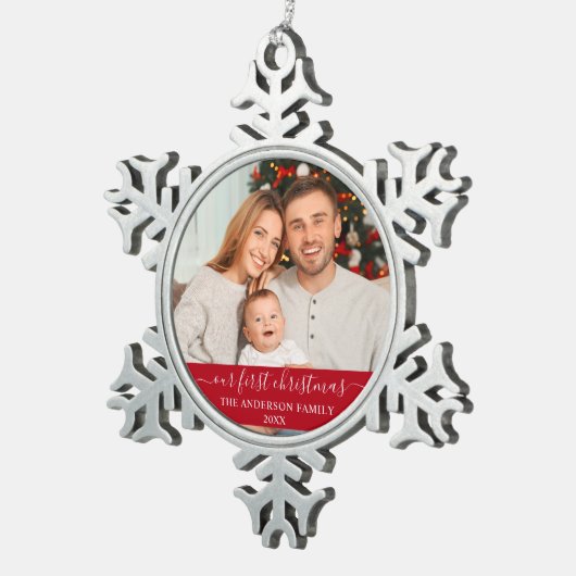Stijlvol script onze eerste kerstfamilie rood tin sneeuwvlok ornament (Rechts)